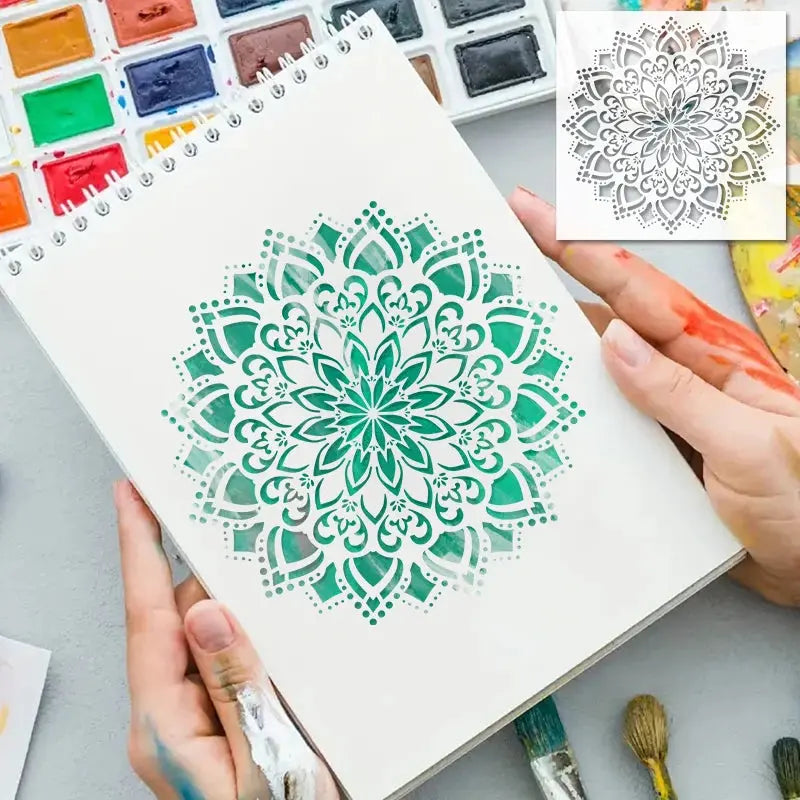 Pochoir Mandala Fleur en vert sur carnet aquarelle créatif