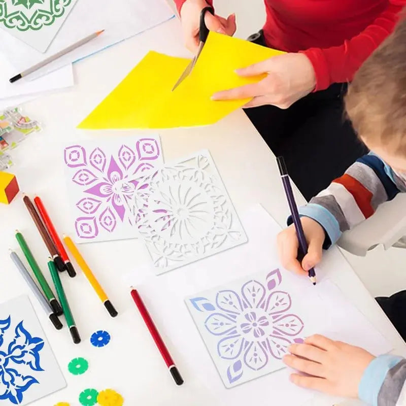 Pochoir Mandala en activité créative entre adulte et enfant