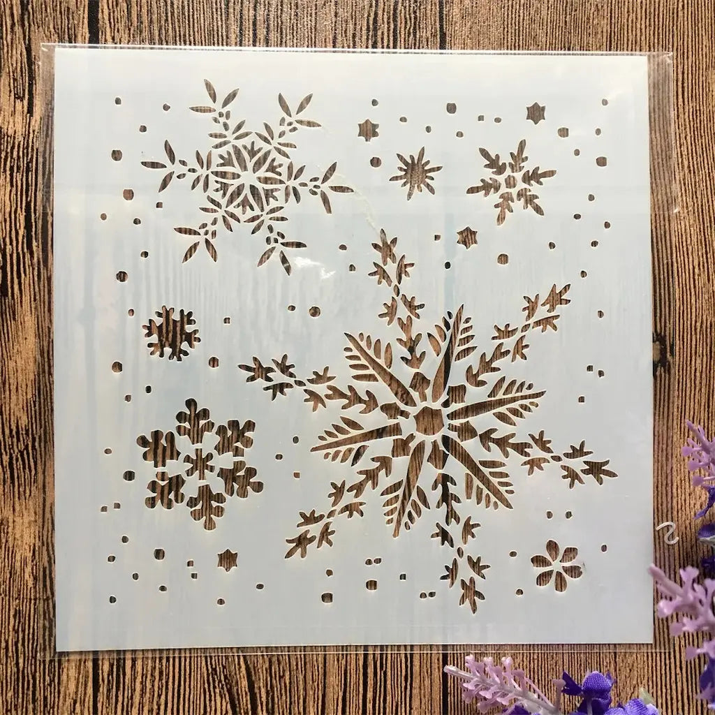 Pochoir neige flocons variés et étoiles scintillantes, motif hivernal sur fond bois clair