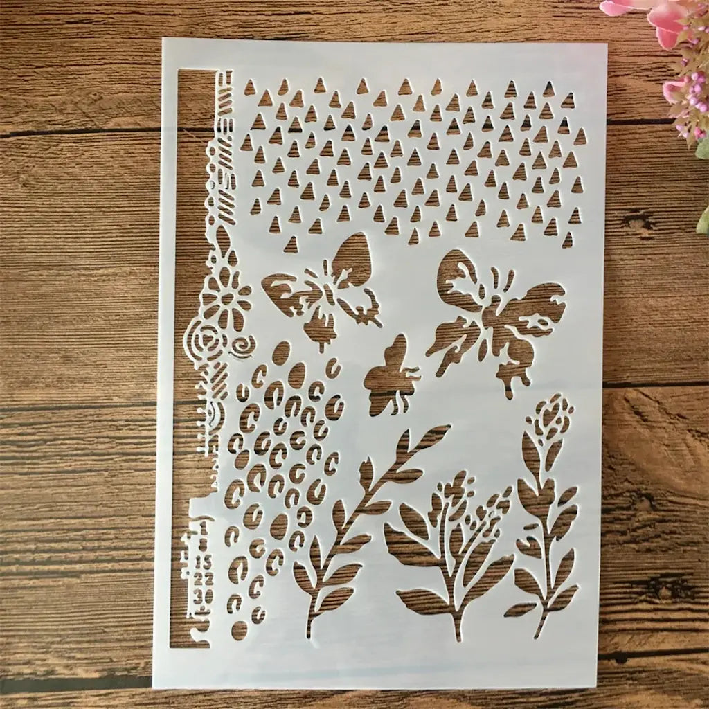 Pochoir nuage motif mixte papillons fleurs léopard et feuillages, triangles épars en haut