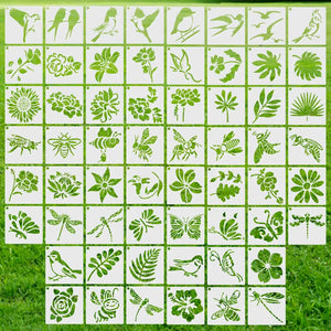 Pochoir oiseau floral même lot 64 motifs version verte, fond gazon synthétique en accent