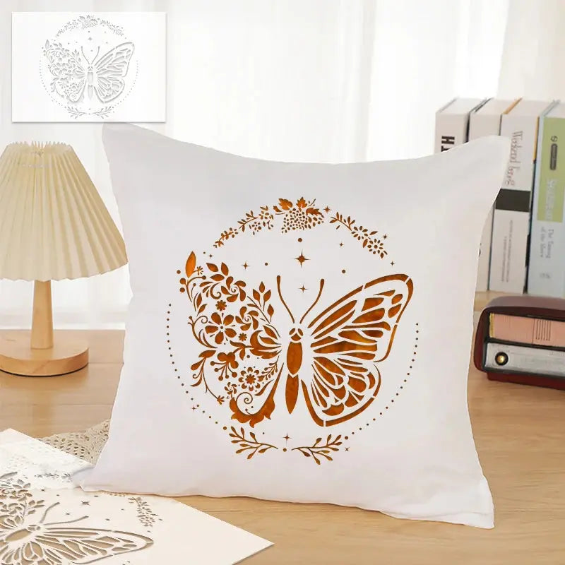 Pochoir Papillon Fleur appliqué en orange sur housse de coussin