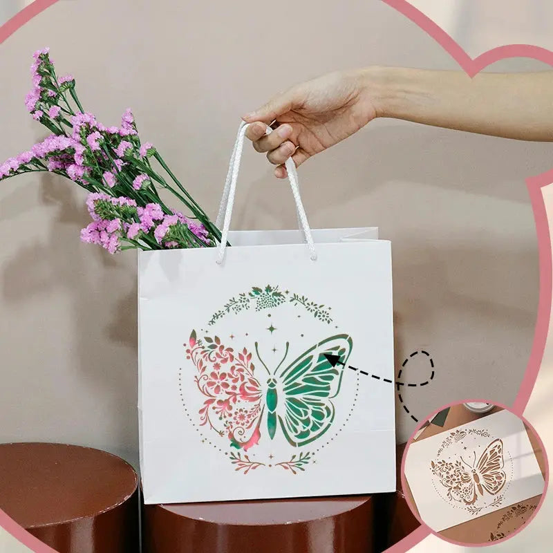 Pochoir Papillon Fleur en multicolore sur sac kraft cadeau
