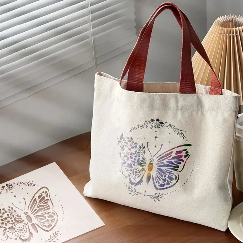 Pochoir Papillon Fleur en bleu et violet sur sac en toile