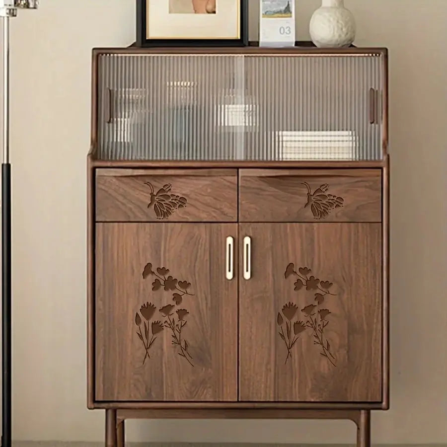 Pochoir papillon et fleurs gravés sur buffet bois foncé, cadre photo et vase blanc en décor