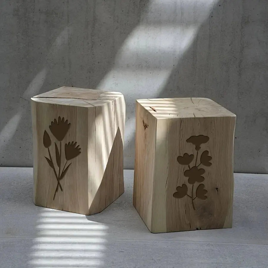 Pochoir papillon fleurs sur deux tabourets cube en bois clair, lumière naturelle latérale