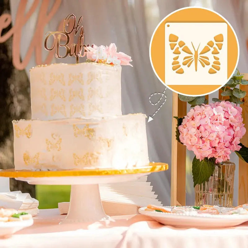 Pochoir Papillons appliqué en doré sur gâteau de baby shower