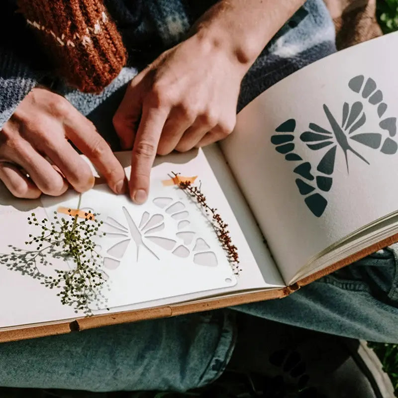Pochoir Papillons utilisé en scrapbooking avec fleurs séchées