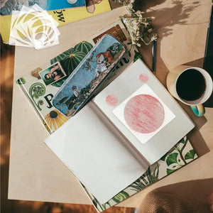 Pochoir Rond rose tamponné dans un journal créatif