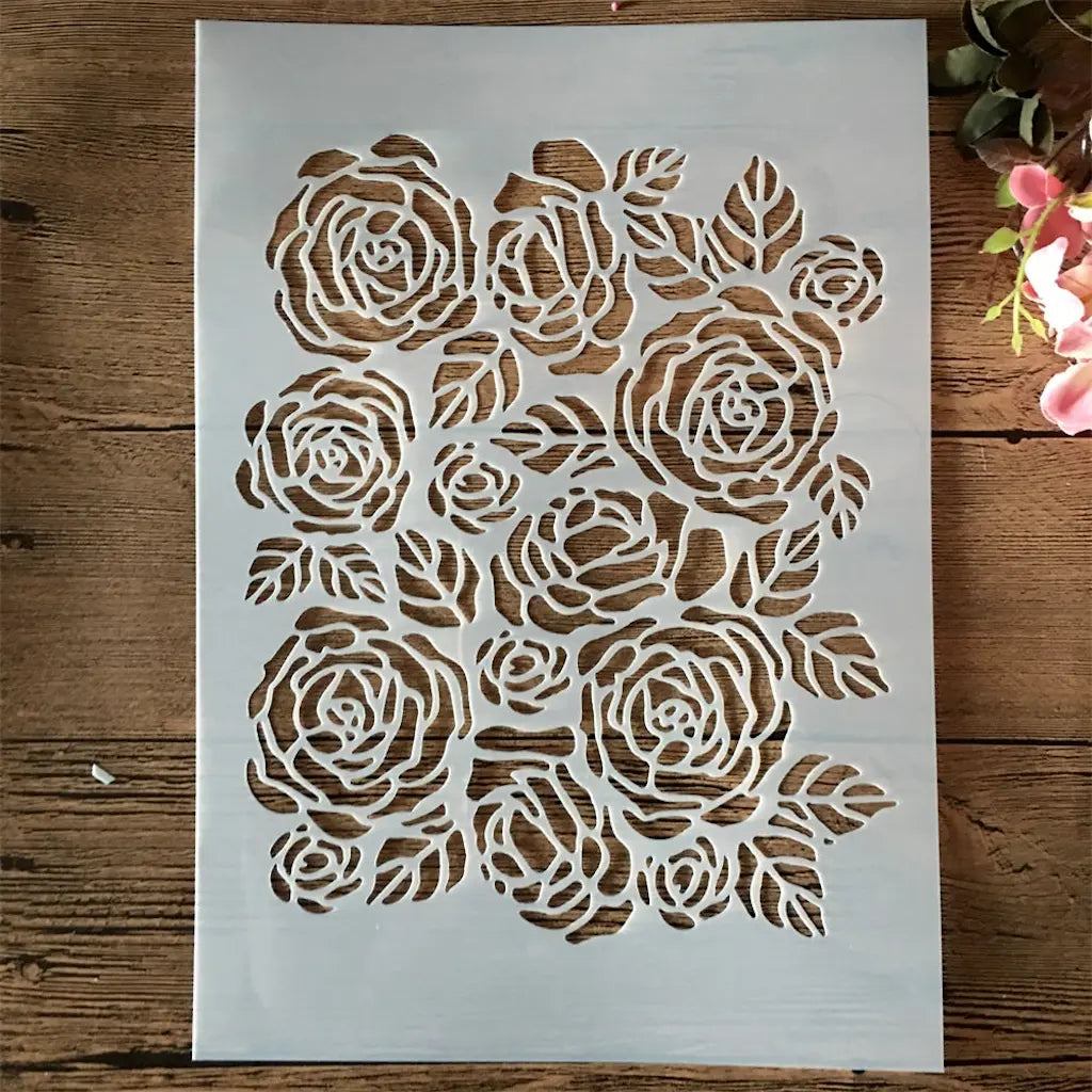 Pochoir rose A4 bouquet dense de roses ouvertes et feuillage, format vertical ajouré bois