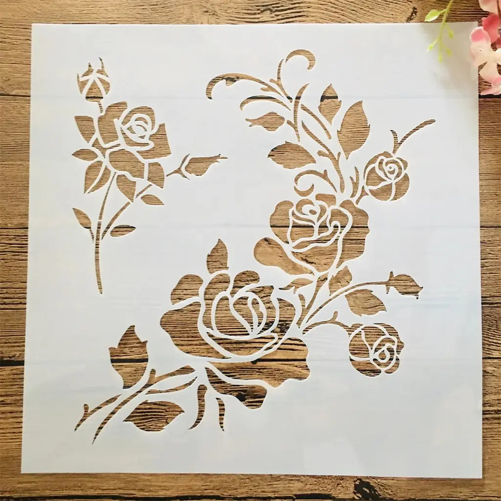 Pochoir rose, bouquet roses anciennes et boutons feuillage ajouré, format carré sur fond bois