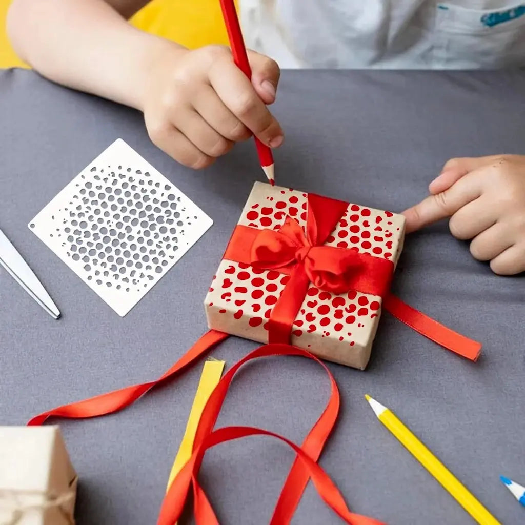 Pochoir texture pois enfant emballe paquet cadeau kraft, points rouges noeud satin ruban