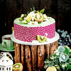 Pochoir texture brique magenta sur gâteau vert pâle, kiwis et citron en décor pâtissier