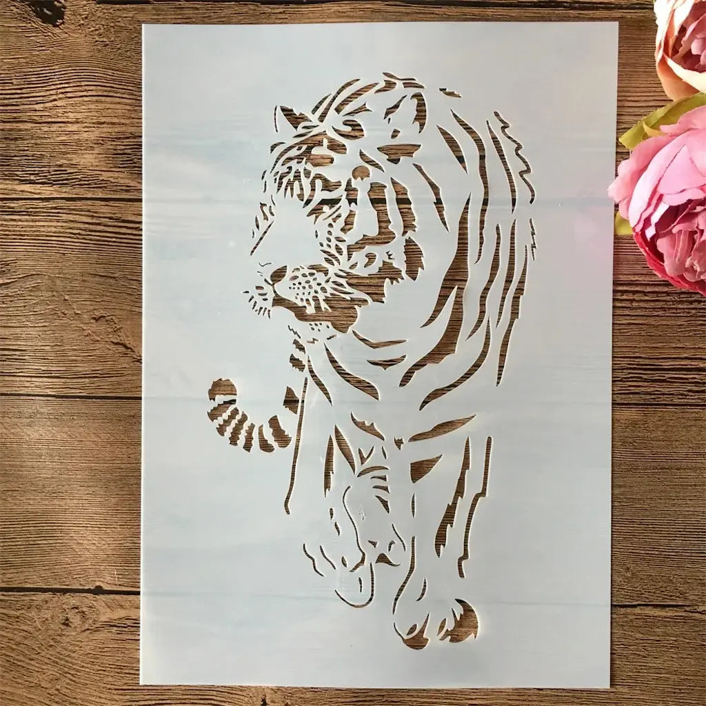 Pochoir tigre rugissant en marche, silhouette féline détaillée rayures profil ajouré bois