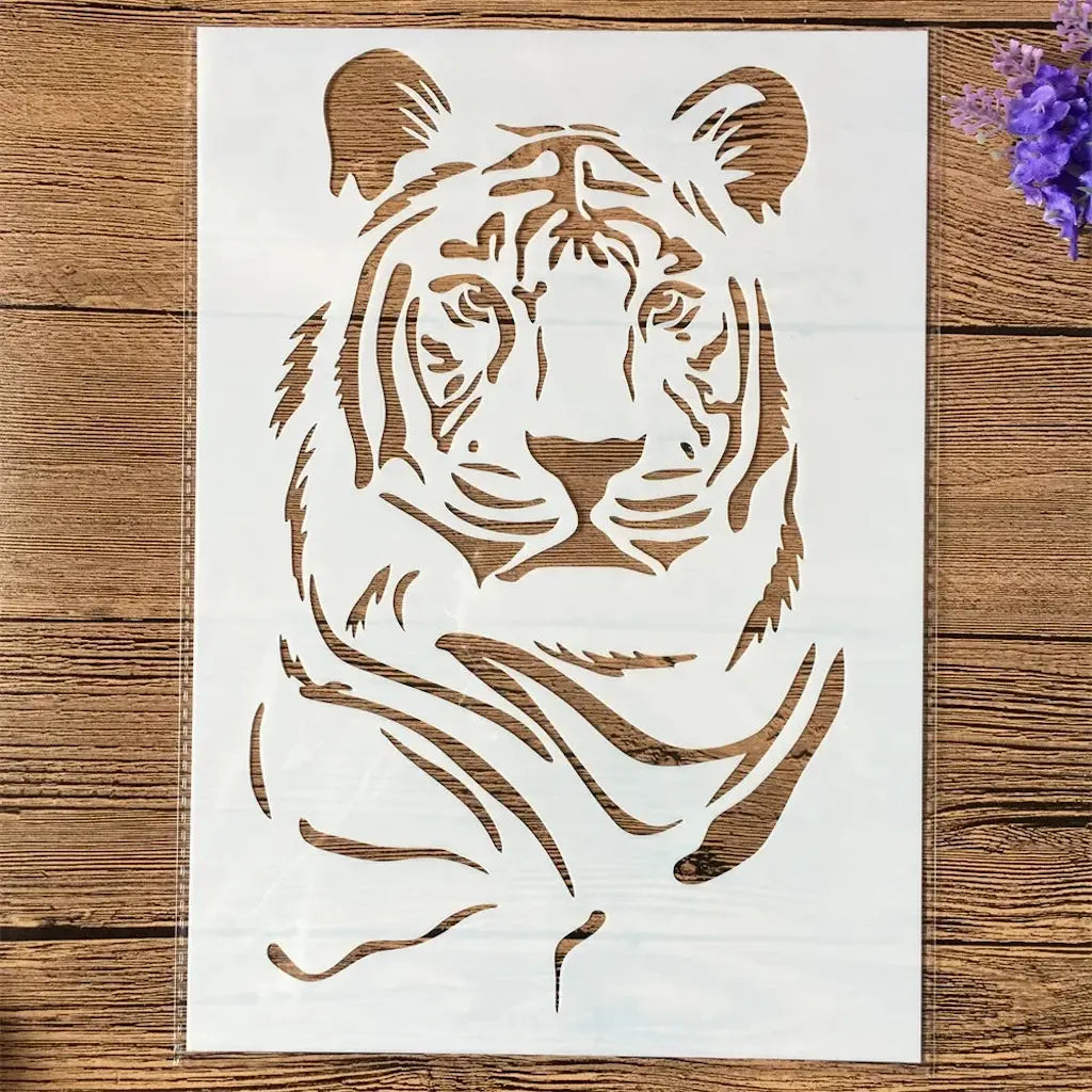 Pochoir tigre tête de face détails rayures, fond bois clair avec branche fleurie en accent