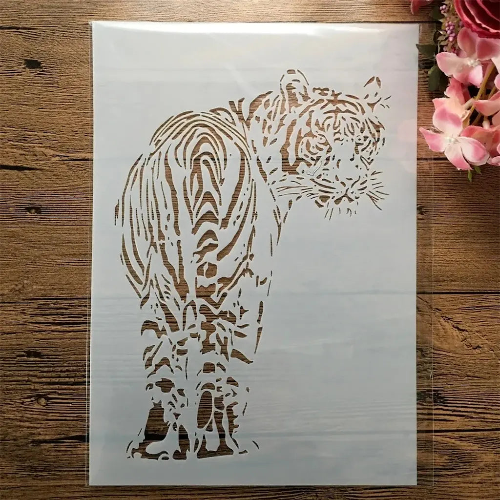 Pochoir tigre marchant tête de profil, corps rayé en mouvement format vertical bois