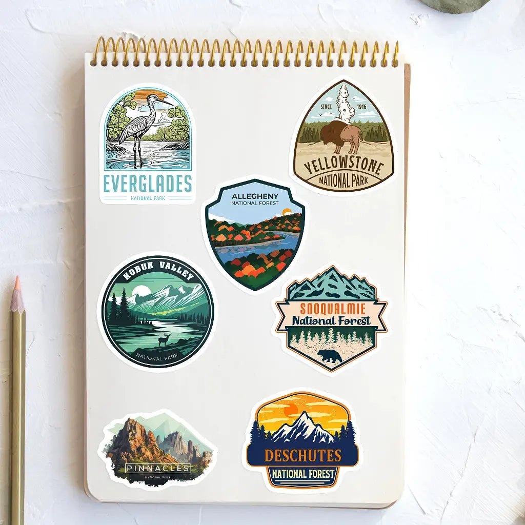 Application des stickers road trip sur un carnet de voyage, Everglades et Yellowstone