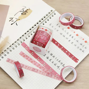 Application d'un ruban washi rétro Rouge sur un carnet, motifs nature et fleurs