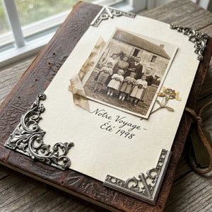 Coins photo baroques en situation, encadrant un tirage sur une page d'album scrapbooking