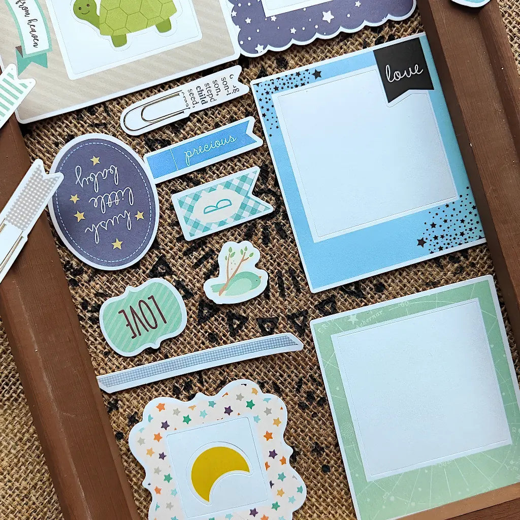 Cadres et cartes photo du lot bébé scrapbooking, à intégrer sur une page de souvenirs