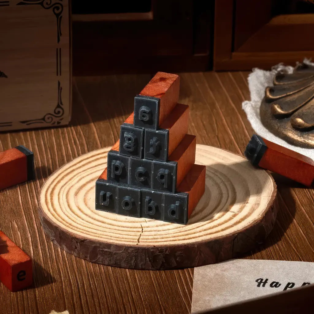 Tampon alphabet scrapbooking, tuiles de tampons lettres empilées en pyramide