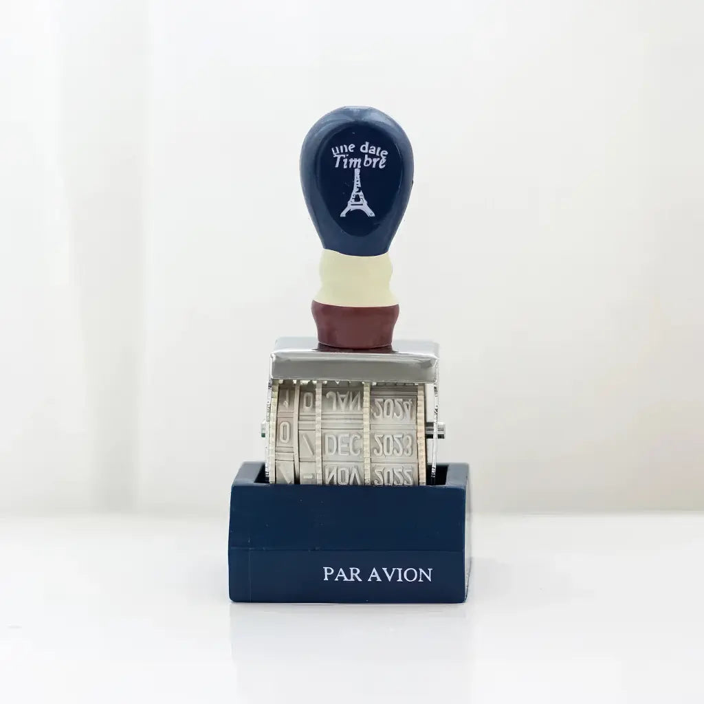 Tampon dateur scrapbooking finition bleu marine, manche à motif Tour Eiffel et socle Par Avion
