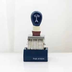Tampon dateur scrapbooking finition bleu marine, manche à motif Tour Eiffel et socle Par Avion