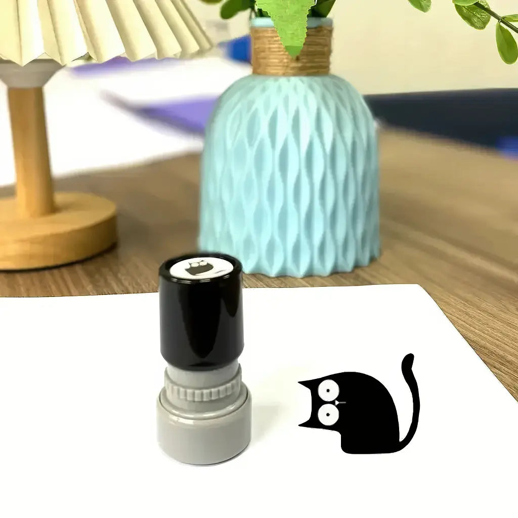 Tampon encreur scrapbooking, chat noir lové
