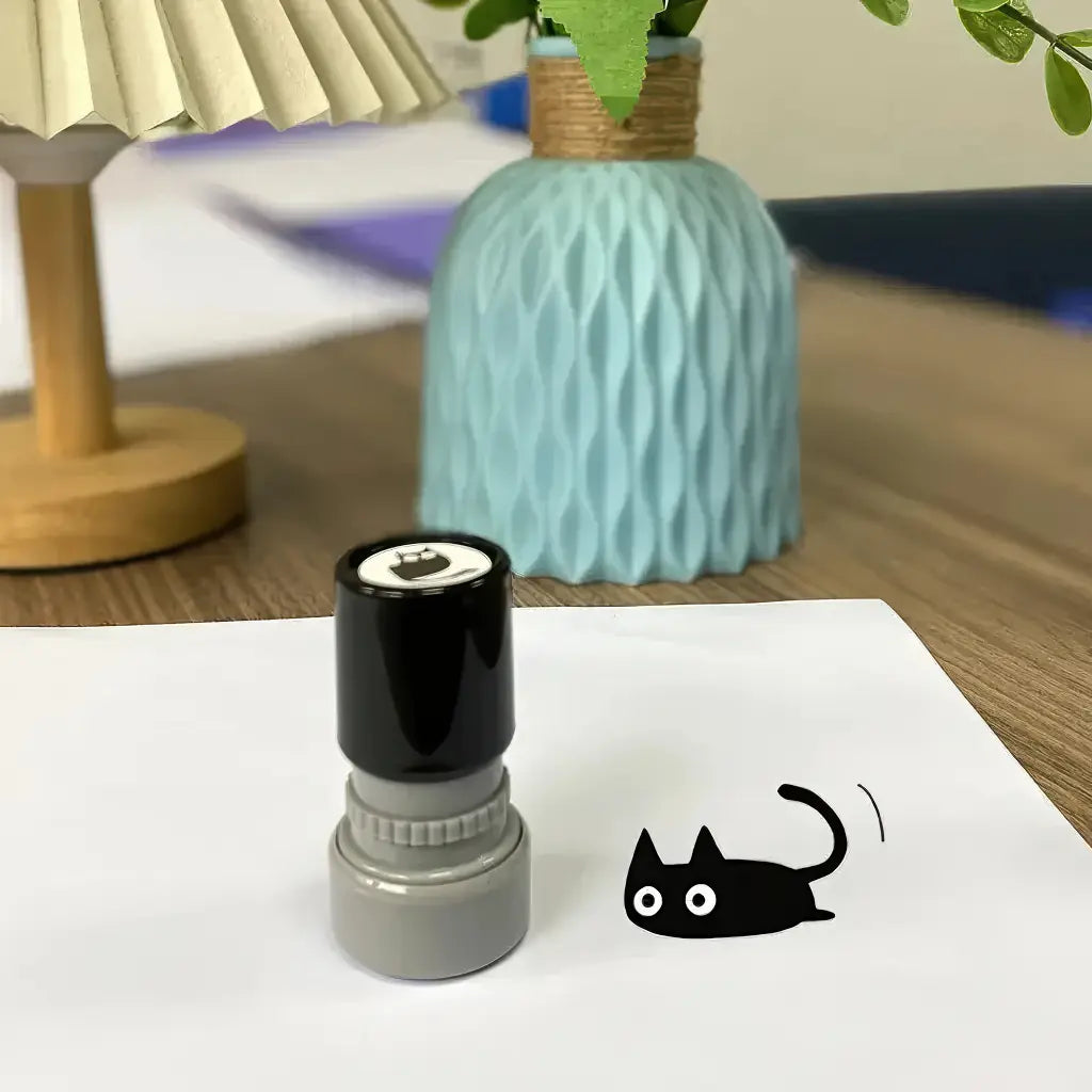 Tampon encreur scrapbooking, chat noir joueur, queue qui bouge