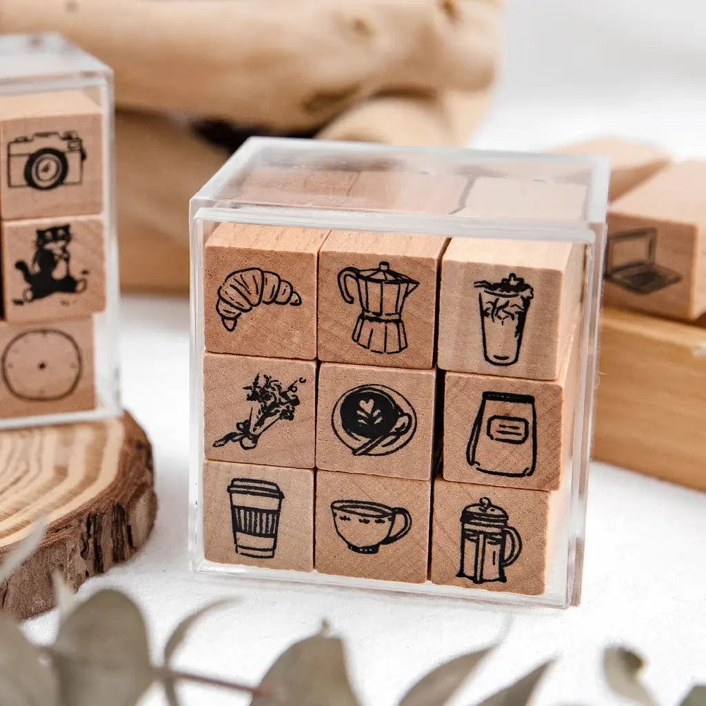 Coffret de 9 tampons Cuisine scrapbooking en bois, motifs café : moka, croissant, latte, cafetière à piston