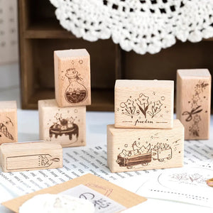 Tampon scrapbooking Endroit Magique, les tampons en bois réunis sur un bureau