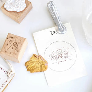 Tampon scrapbooking Endroit Magique, empreinte fleurs étoilées sur une carte