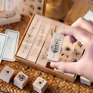 Tampon scrapbooking Fleur, tampon feuillage en bois tenu en main