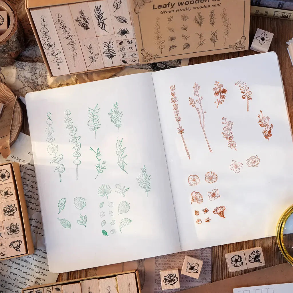 Tampon scrapbooking Fleur, empreintes végétales sur un carnet ouvert