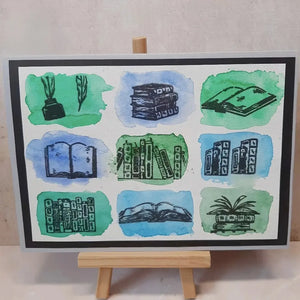 Carte scrapbooking décorée aux tampons Livre, motifs de livres sur lavis d'aquarelle bleu et vert