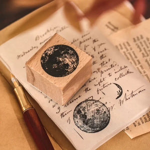 Tampon scrapbooking Nature, tampon lune et son empreinte sur papier ancien