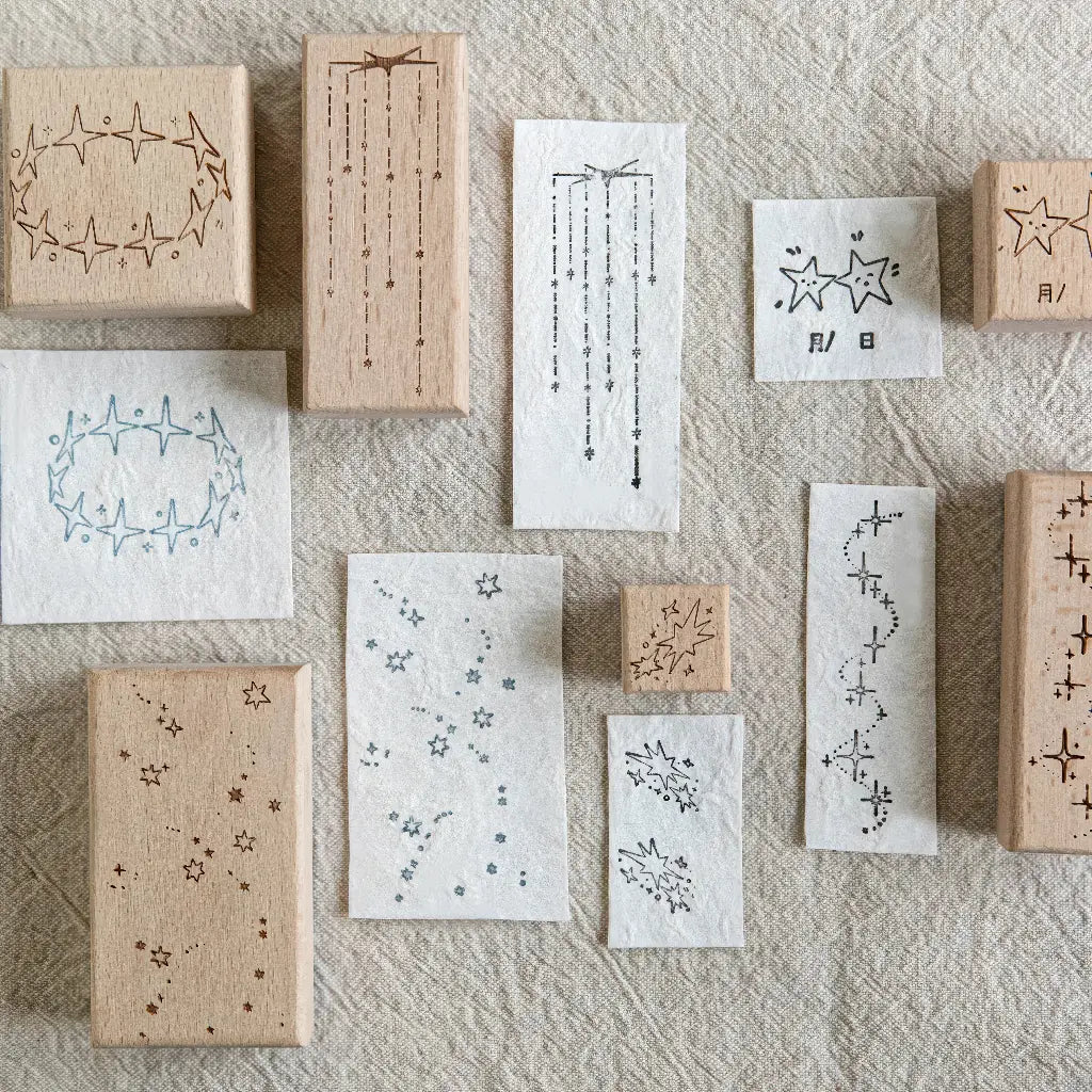 Tampons Nuit Magique scrapbooking en bois avec empreintes des motifs étoilés sur papier