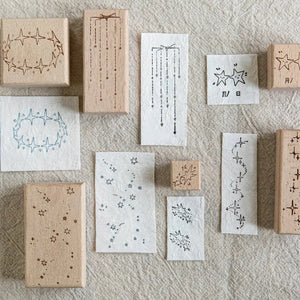 Tampons Nuit Magique scrapbooking en bois avec empreintes des motifs étoilés sur papier
