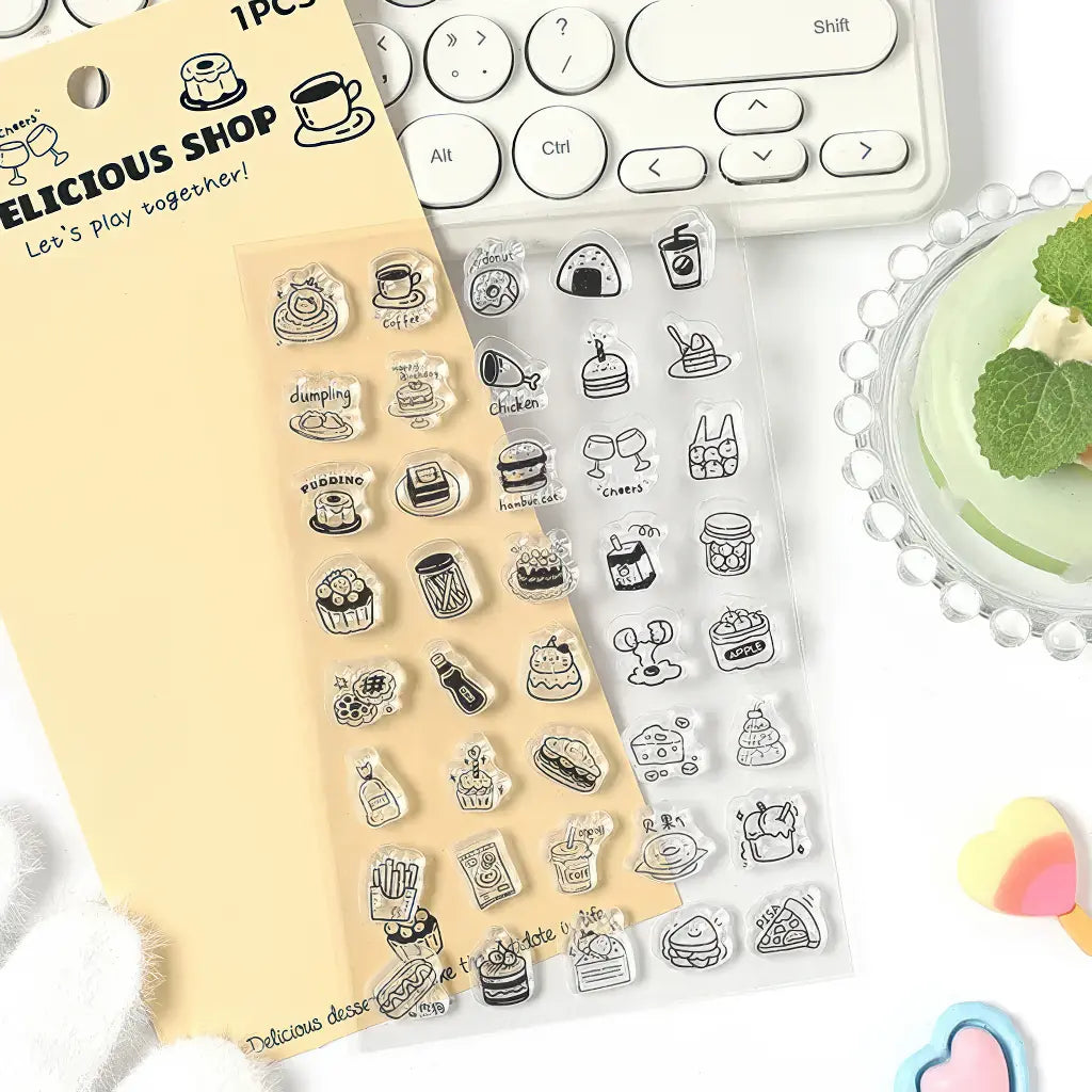 Tampon silicone scrapbooking, planche gourmandises transparente sur un bureau