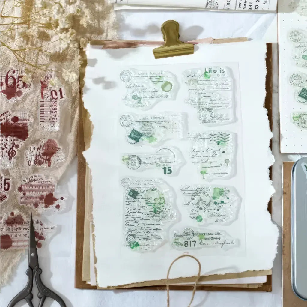 Tampon transparent scrapbooking, planche posée sur papier vintage avec ciseaux et ficelle