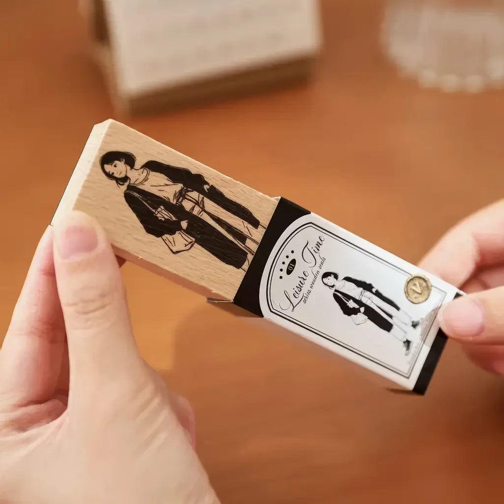Tampons scrapbooking Personnages, tampon silhouette en bois tenu en main