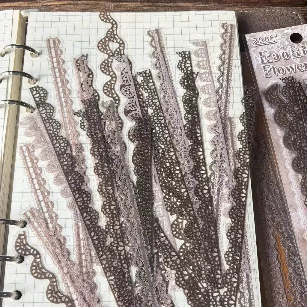 Dentelle autocollante en situation sur une page d'album romantique
