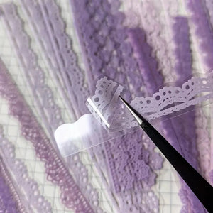 Retrait d'une bordure de dentelle violette autocollante à l'aide d'une pince de scrapbooking