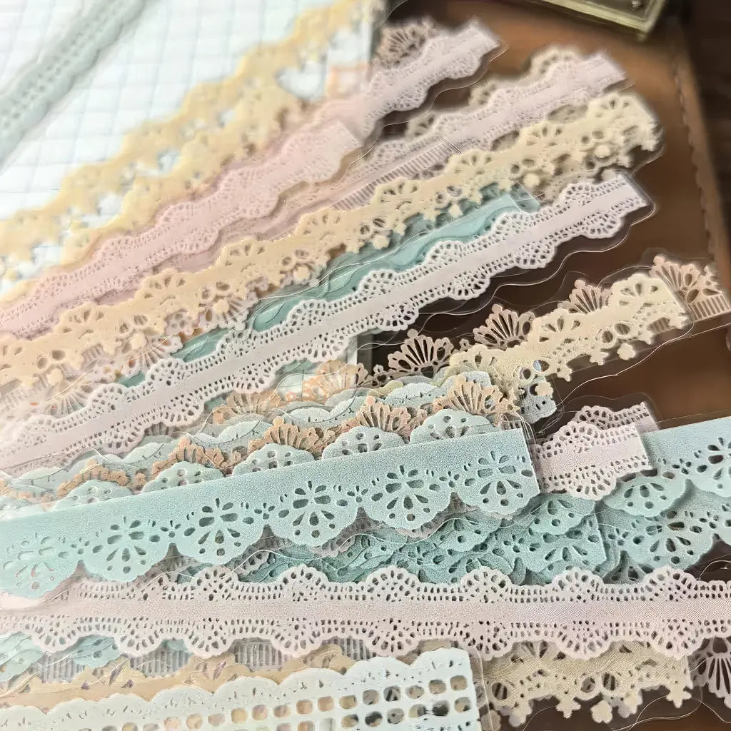 Assortiment de bordures dentelle pastel (rose, menthe, bleu) pour albums et cartes
